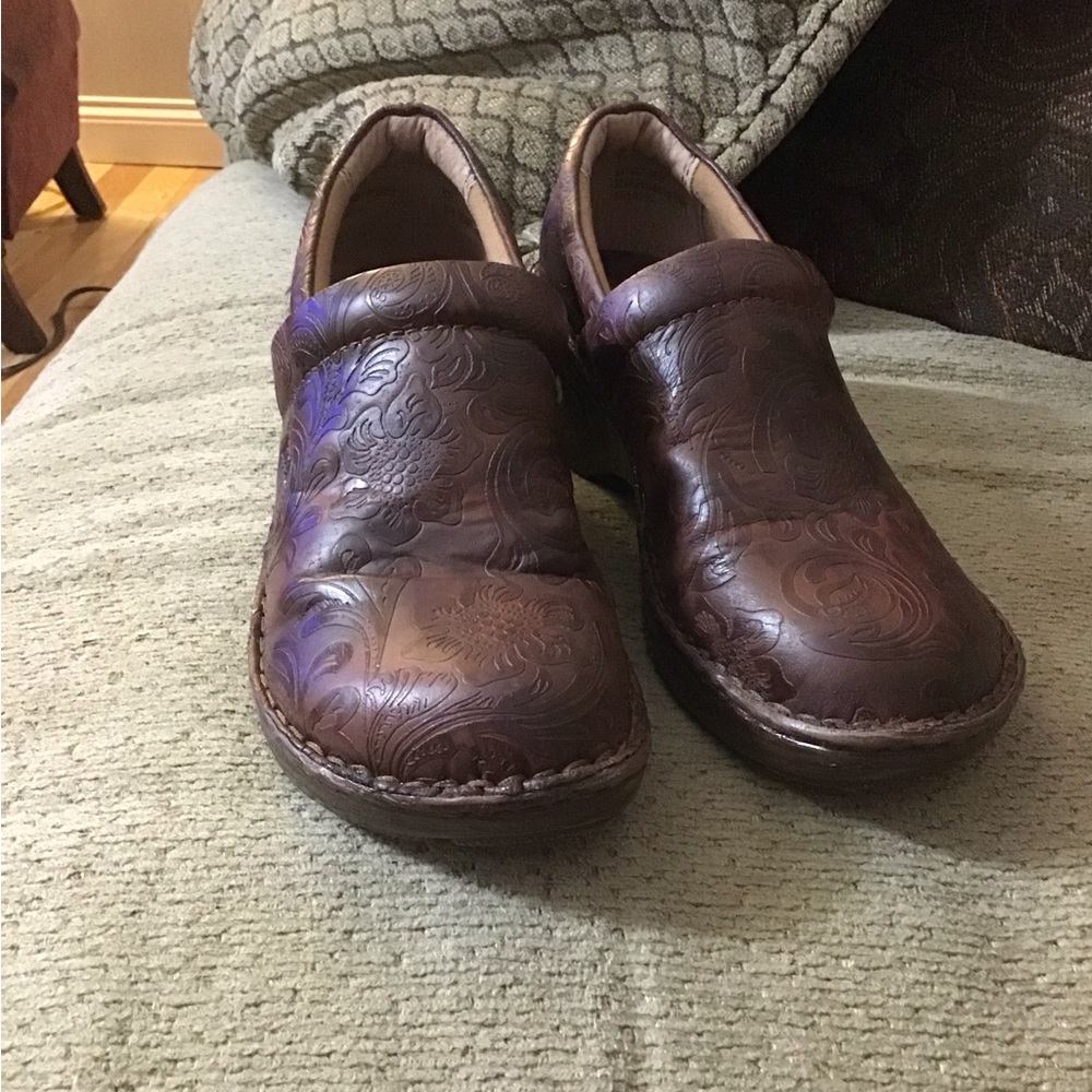 Bolo by Born Clogs, size 8/39 MW  Textured ￼brown Vegan Leather EUC Man Made